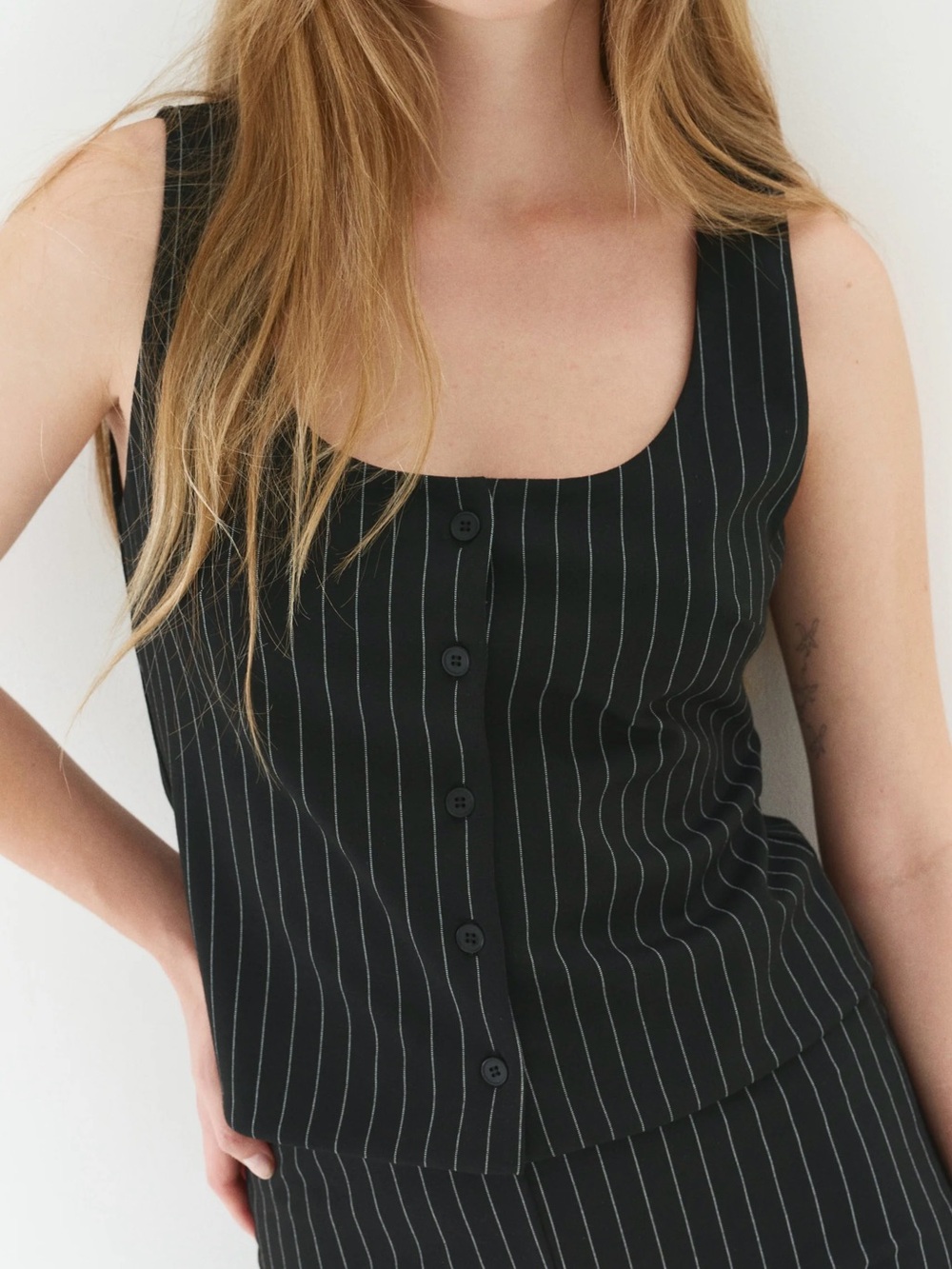 H&M Black Pinstripe Sleeveless Top Gilet sans manches à rayures